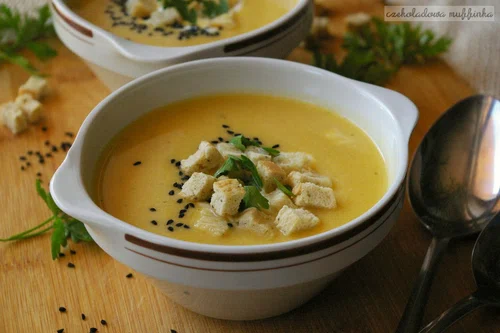 Pikantna zupa dyniowa z ziołami i parmezanem