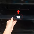 Dlaczego włożyła tabletkę od zmywarki do piekarnika? Super trik!