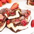 Sernikobrownie z truskawkami