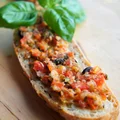 Bruschetta z pomidorami, tuńczykiem, mozarellą, oliwkami i kaparami