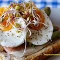 Tosty z prosciutto, awokado i jajkiem
