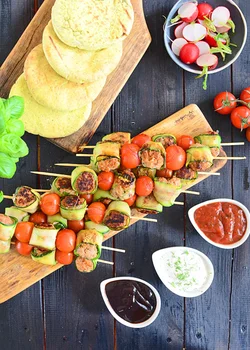 Grillowane klopsiki z mozzarellą i cukinią na patyczkach