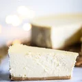 Sernik z białą czekoladą i mascarpone, idealnie kremowy i równy!