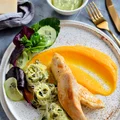 POLĘDWICZKI Z KURCZAKA NA PUREE Z DYNI I MAKARONEM Z CUKINII W PESTO.