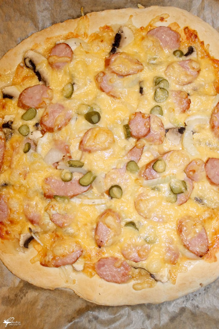 Pizza wiejska (z kiełbasą i ogórkiem)