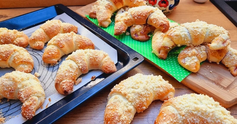 Rogaliki drożdżowe z kruszonką i dżemem