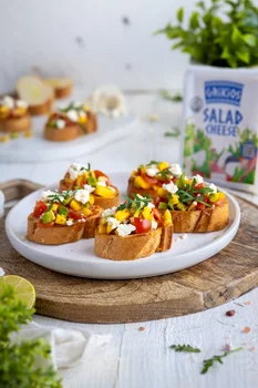 Grzanki z salsą mango i serem sałatkowym