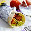 tortilla z kurczakiem i sosem czosnkowym