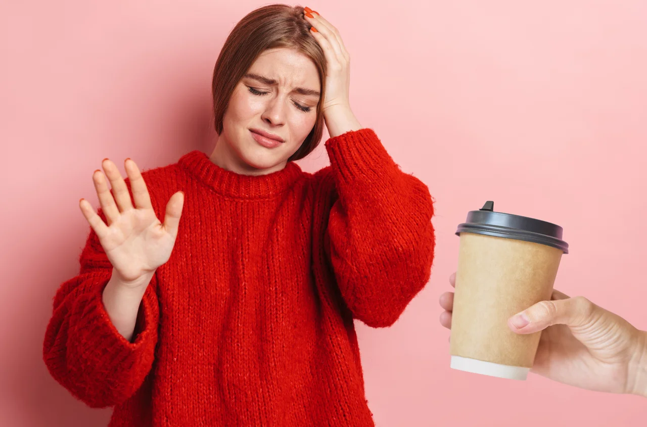 Masz bóle głowy? Absolutnie nie sięgaj po ten popularny napój!