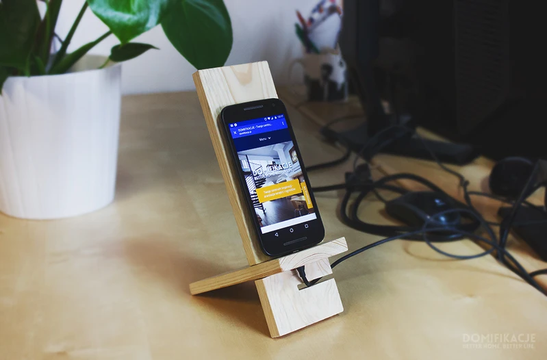 Drewniana podstawka pod smartfon DIY