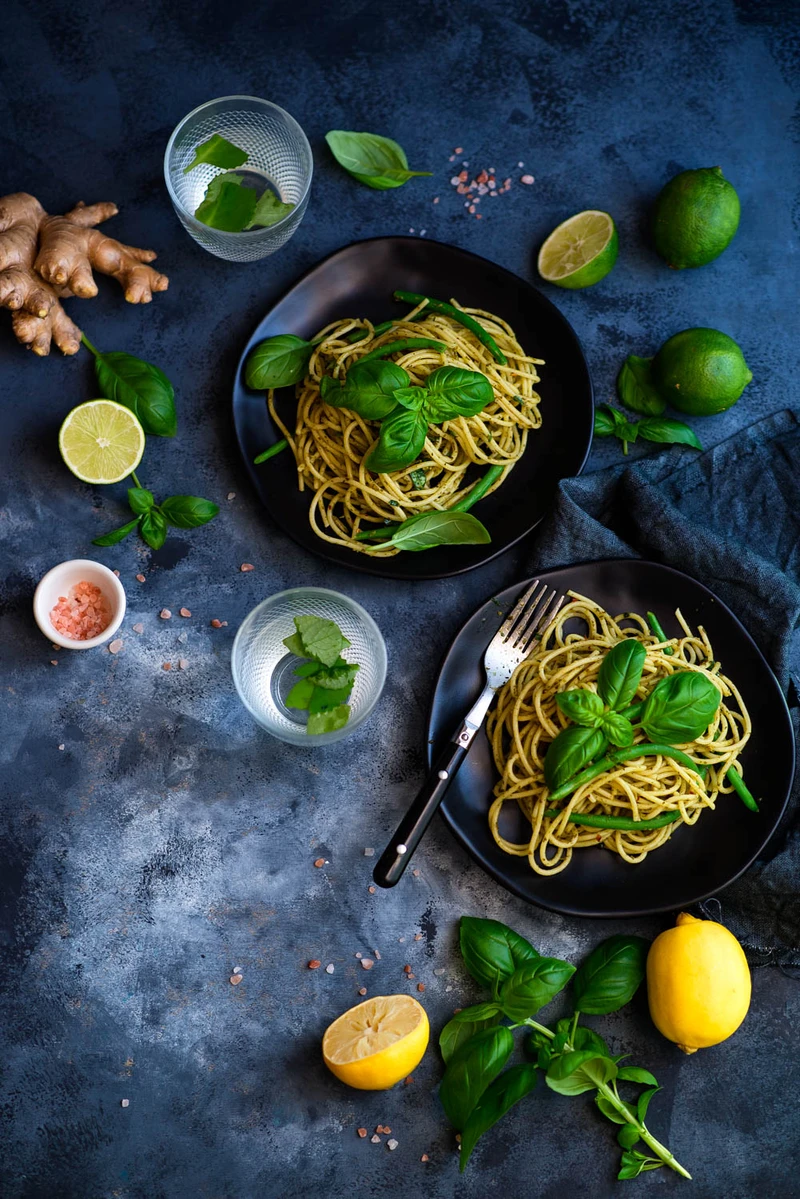 Makaron spaghetti z bazyliowym pesto