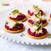 KRAKERSY Z BURACZANYM PESTO, KOZIM SEREM I ORZESZKAMI