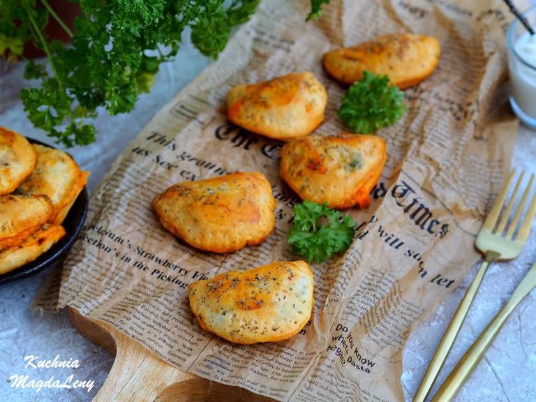 Pieczone pierogi z kurczakiem i brokułami