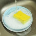 Wytnij otwór w gąbce do naczyń! Ten prosty trik odmieni twoje sprzątanie!
