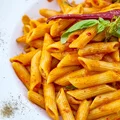 Makaron z czerwonym pesto