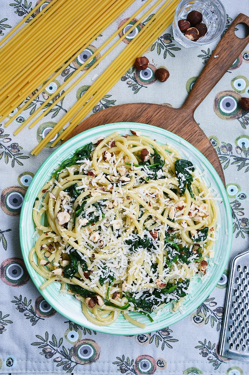 Makaron ze szpinakiem, orzechami i grana padano