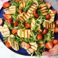 Sałatka z serem Halloumi i truskawkami