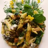 Makaron penne ze szpinakiem, boczkiem i gorgonzolą