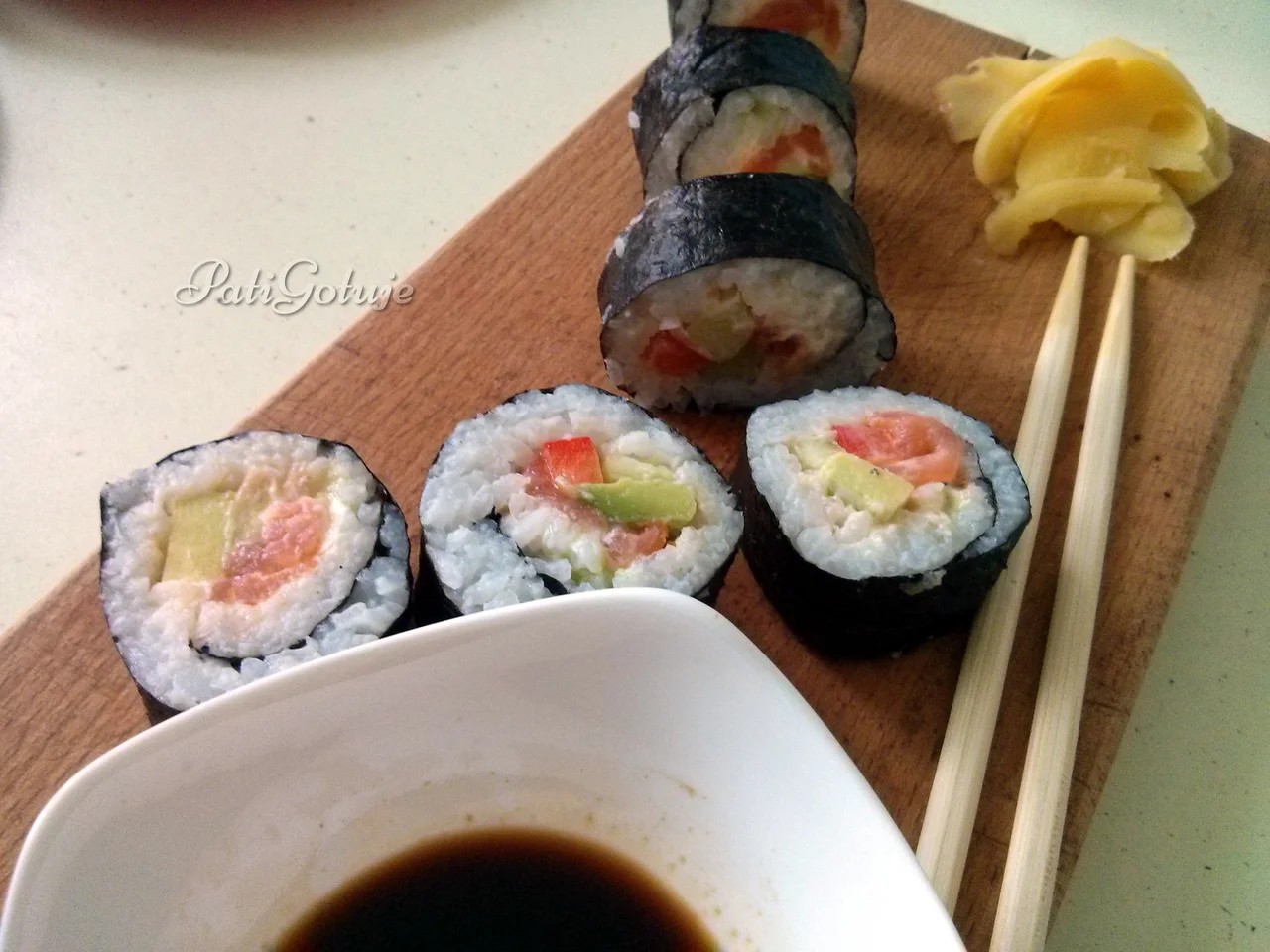 Sushi futomaki z wędzonym łososiem, warzywami i serkiem śmietankowym