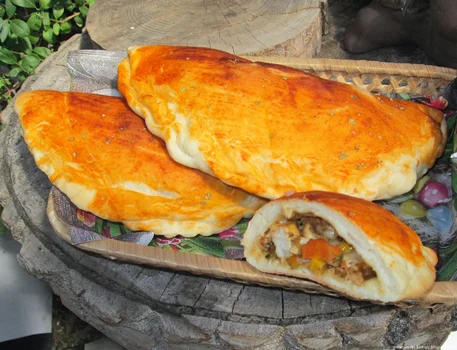 Pizza calzone z pysznym farszem