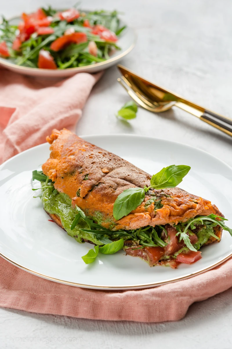 Puszysty omlet pomidorowy z pesto z liści rzodkiewki
