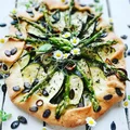 Galette z pestkami dyni,cukinią, zielonymi szparagami i sosem jogurtowym