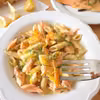 Penne z pstrągiem łososiowym w sosie jogurtowo-koperkowym
