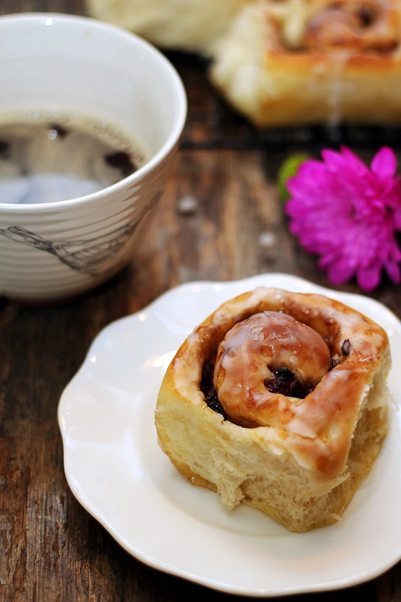 Chelsea buns - zawijane bułeczki z bakaliami i przyprawą korzenną