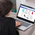 Znana sieciówka rezygnuje z sklepów stacjonarnych i przenosi się do Internetu!