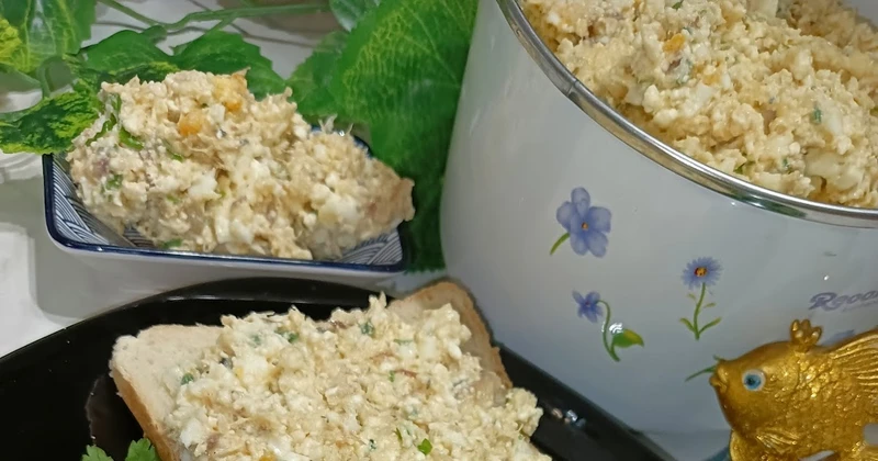 Pasta jajeczna z twarogiem wędzonym, szczypiorem i makrelą w oleju