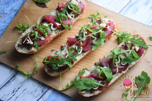 ZAPIEKANKI Z SALAMI I RUKOLĄ