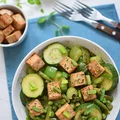 Zielone warzywa smażone z tofu