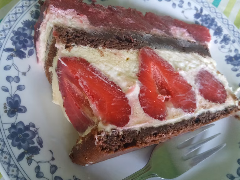 Tort mocno truskawkowy