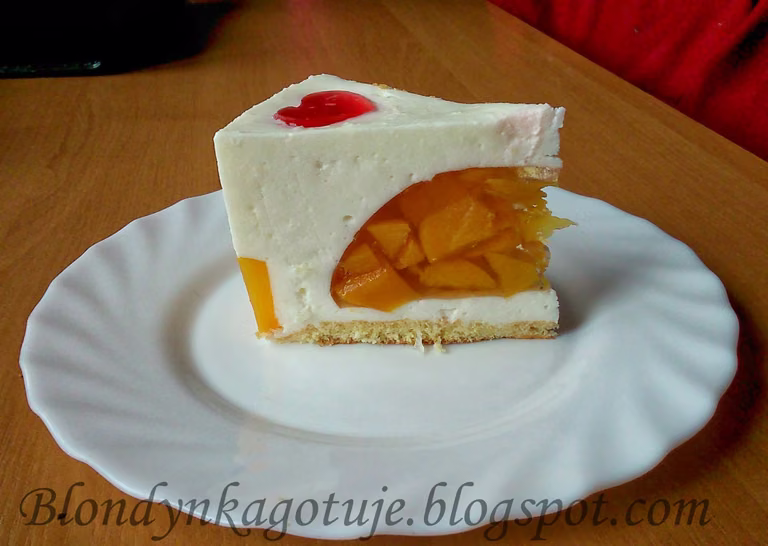 Sernik z Brzoskwiniową Niespodzianką