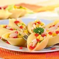Sałatka z pstrąga w makaronowych muszelkach