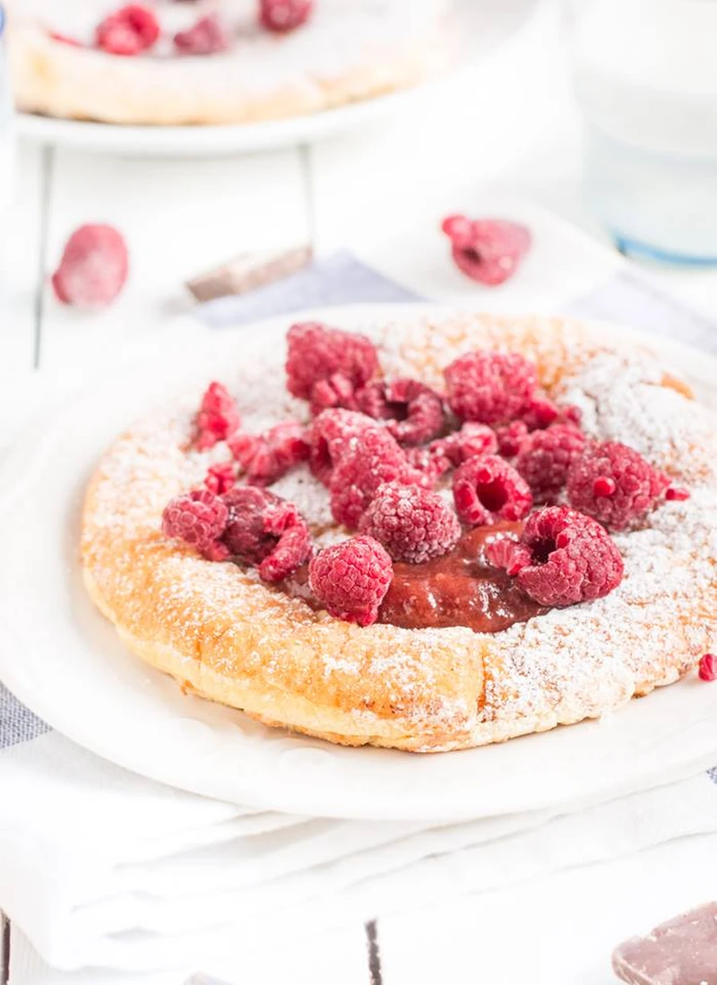 Omlet na słodko z dżemem i malinami