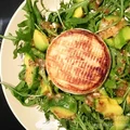 Smażony camembert z rukolą i awokado