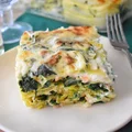 Lasagne z porami, wędzonym łososiem i szpinakiem