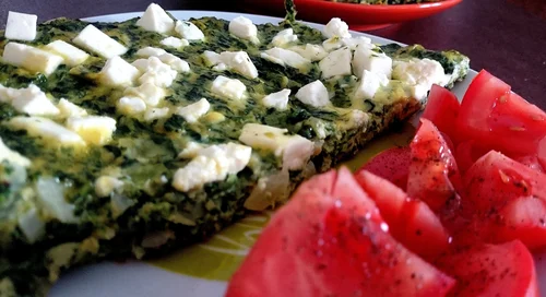 Fit śniadanie: szpinakowy omlet z fetą