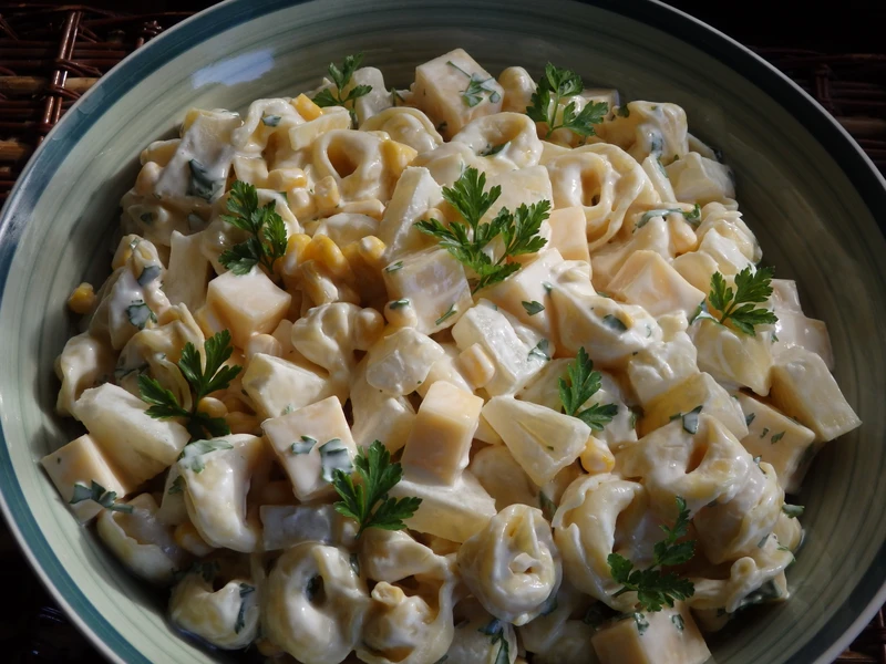 Żółta sałatka z tortellini