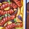Kiełbasa pieczona z ziemniakami i kolorowymi cebulami