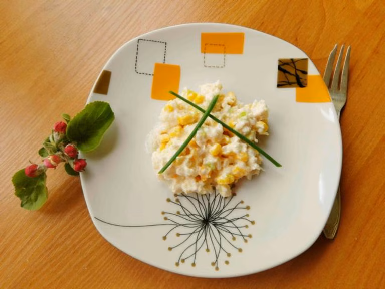 Odchudzona  sałatka z kurczakiem i ananasem