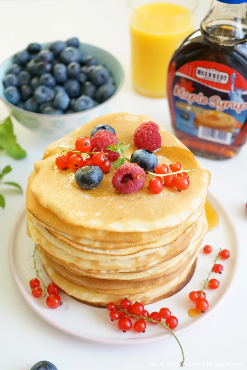 Pancakes z syropem klonowym i owocami lata