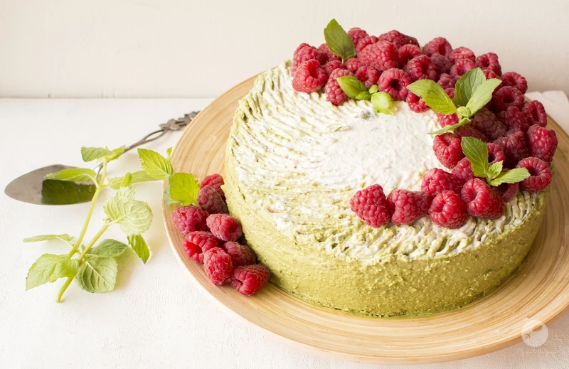 Tort matcha z kremem kokosowym z malinami