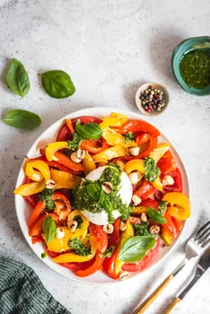 Burrata z pieczoną papryką i pesto -