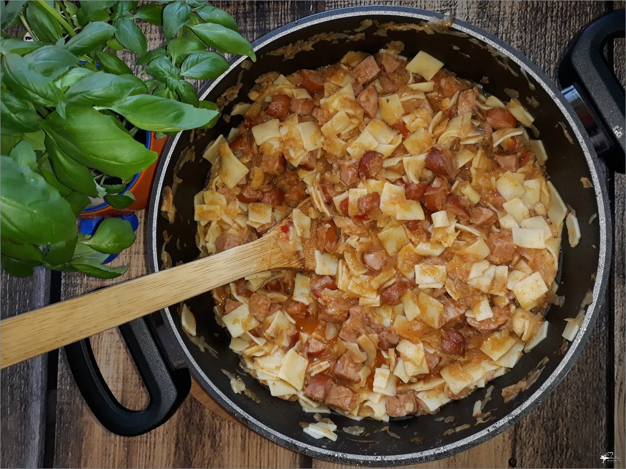 Obiadowy garnek – paprykowe łazanki z dużą ilością kiełbasy i pastą warzywną