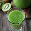 Koktajl ze szpinakiem, bananem, kiwi i jabłkiem