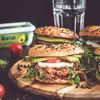 Bajgle z rwaną wieprzowiną (pulled pork), serem i warzywami