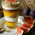 Owsiany warstwowiec z mango, kakao i jogurtem