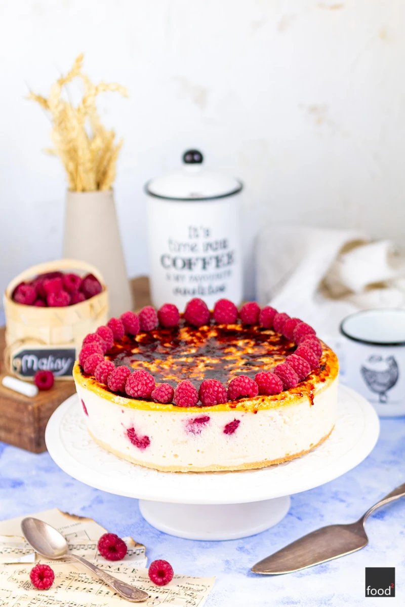 Sernik z crème brûlée i malinami